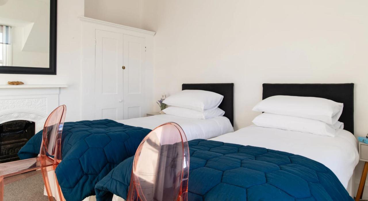 Tranquil Beachfront Beautiful 2-Bed Apartment Deal Bagian luar foto