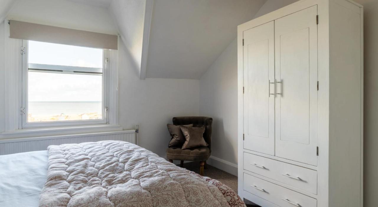 Tranquil Beachfront Beautiful 2-Bed Apartment Deal Bagian luar foto