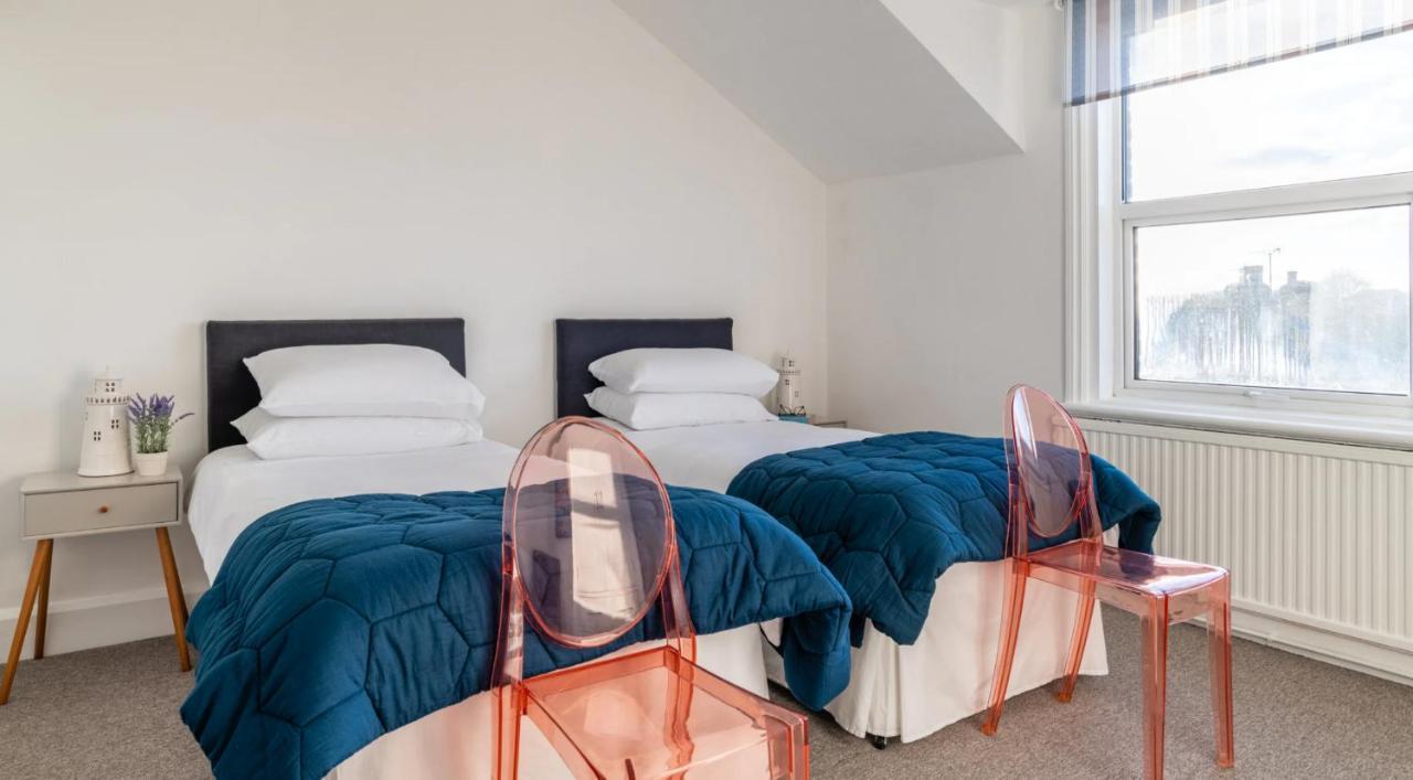 Tranquil Beachfront Beautiful 2-Bed Apartment Deal Bagian luar foto
