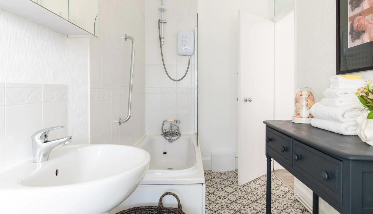 Tranquil Beachfront Beautiful 2-Bed Apartment Deal Bagian luar foto