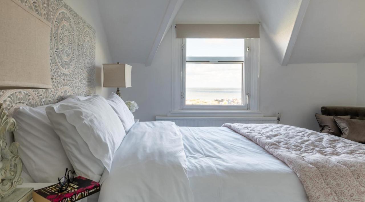 Tranquil Beachfront Beautiful 2-Bed Apartment Deal Bagian luar foto